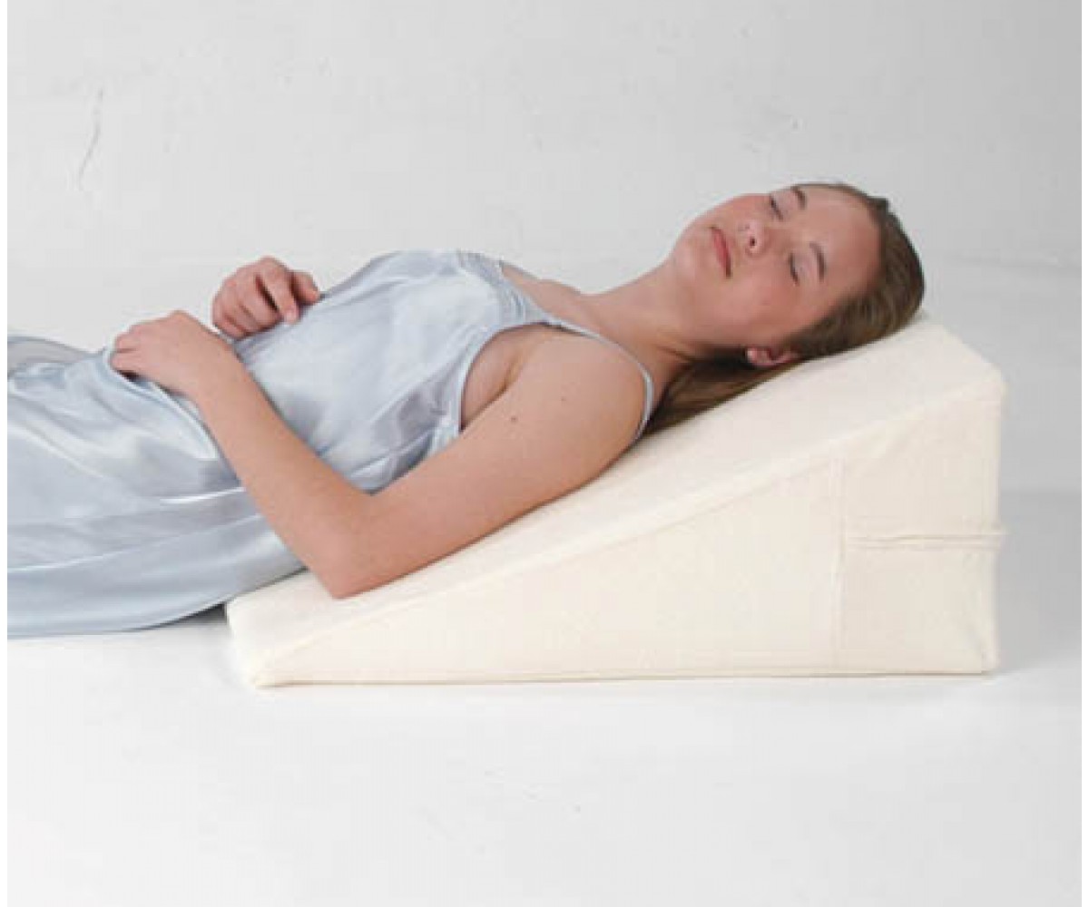 Жесткий матрас для спины. Подушка Bed Wedge. Клиновидная подушка для сна. Подушка для сна полусидя. Наклонный матрас для кровати.