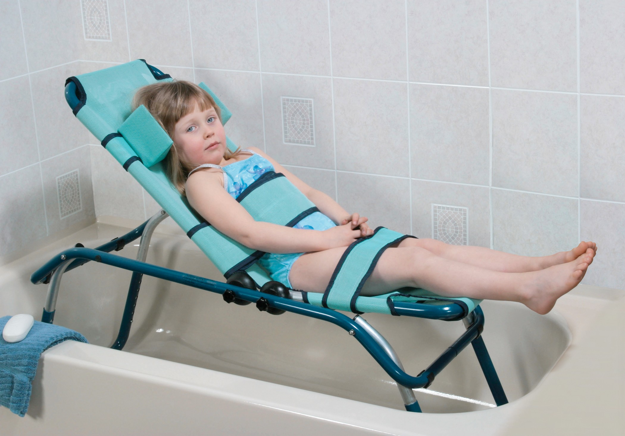 Кресло для купания. Шезлонг для купания детей с ДЦП. Кресло для купания для детей с ДЦП. Опора для купания детей с ДЦП. Кресло для купания инвалидов в ванной.